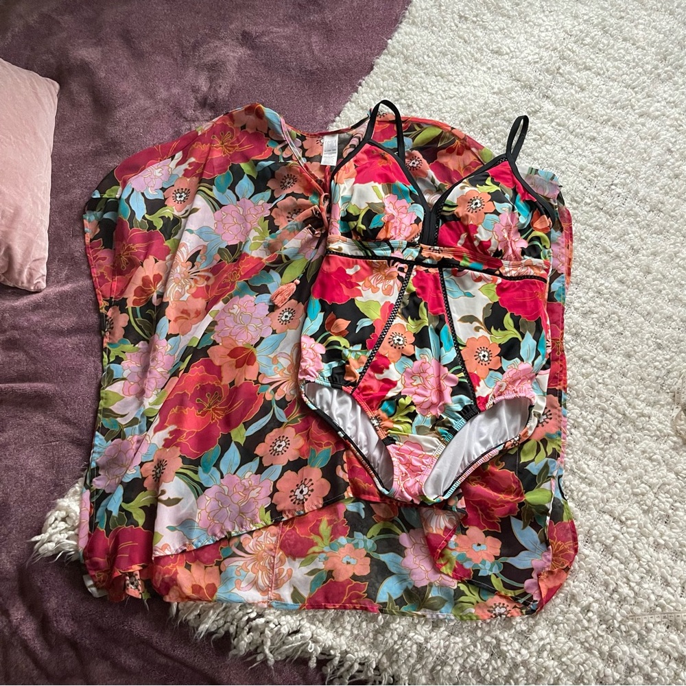 1x Floral Time And Tru Swimsuit and Cover up Set